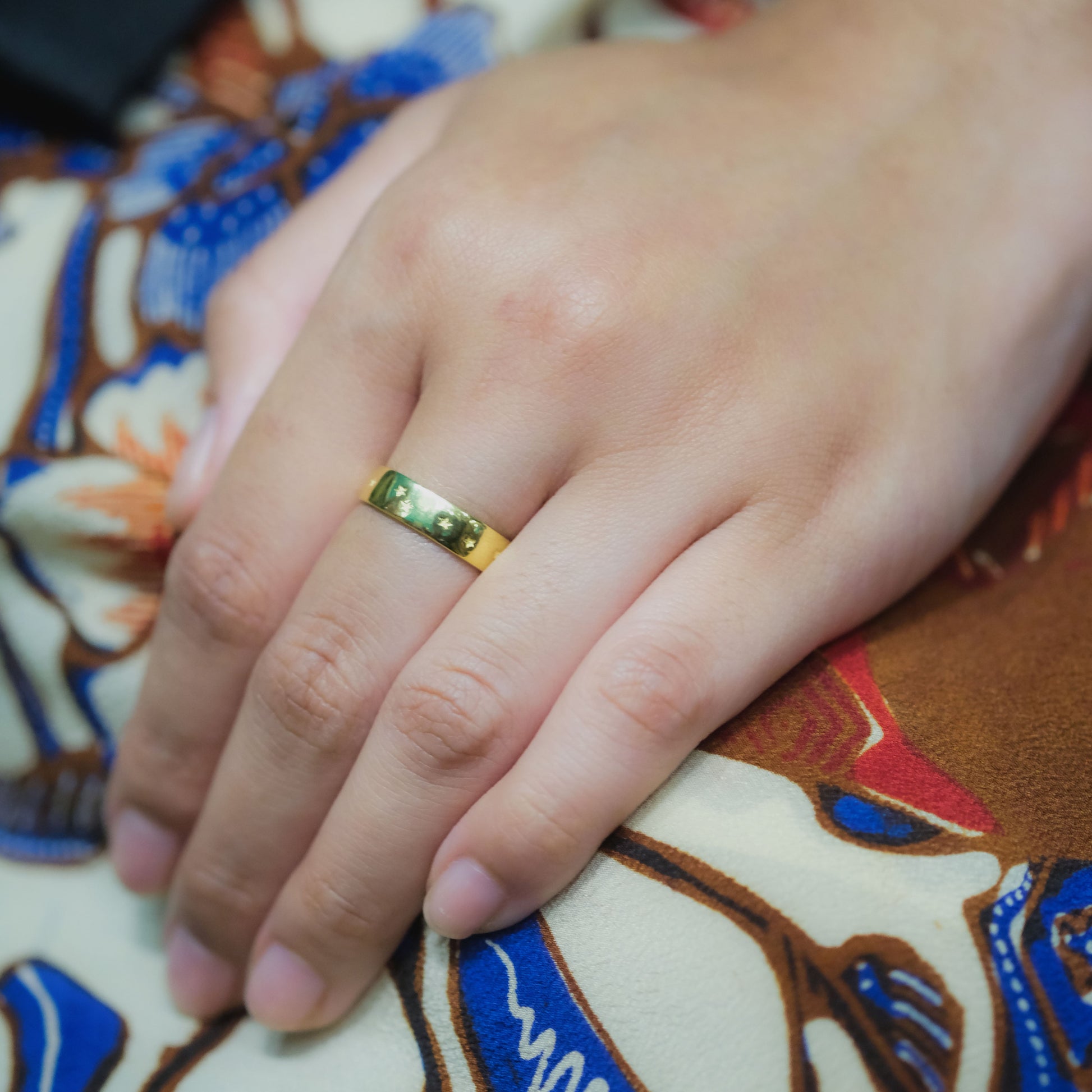 Sunaka Selene band ring worn