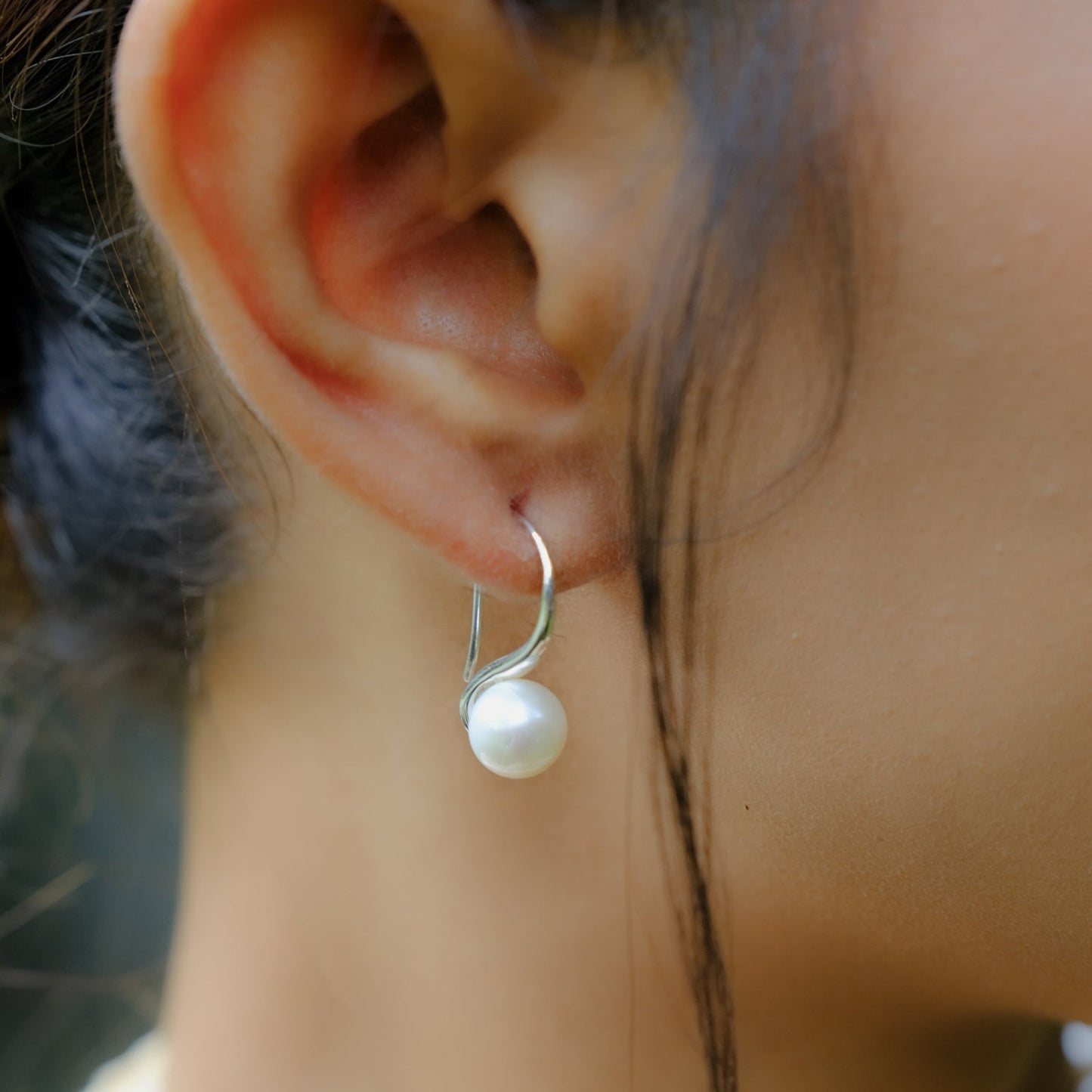 Sunaka Lumine Pearl hook earrings worn