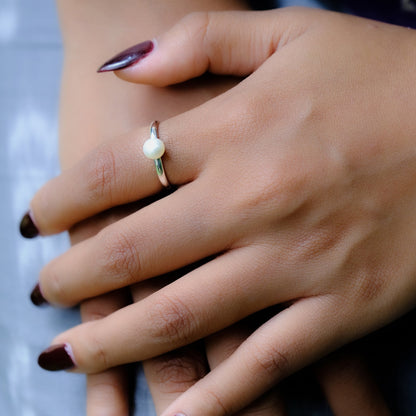 Sunaka Lumine Pearl round ring worn