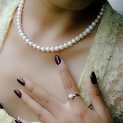 Sunaka Lumine Pearl round ring worn