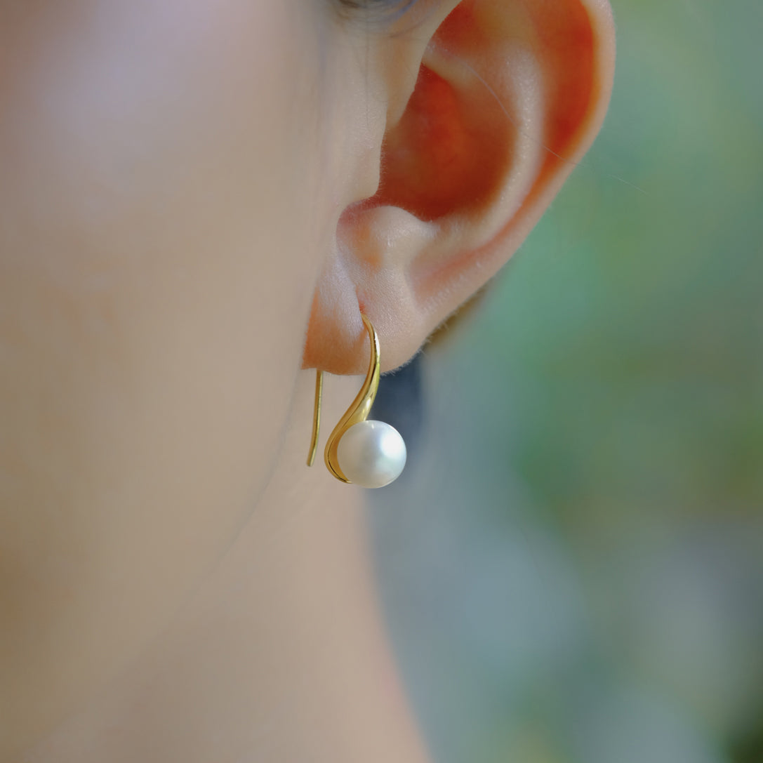 Sunaka Lumine Pearl hook earrings worn