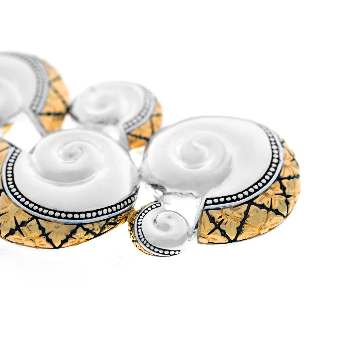 Sunaka Keong Emas brooch