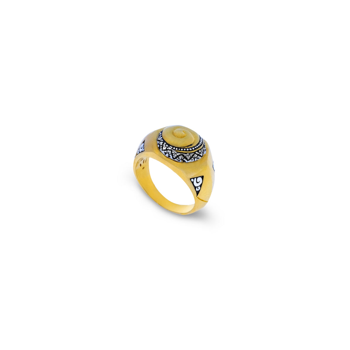 Sunaka Keong Emas signet ring worn