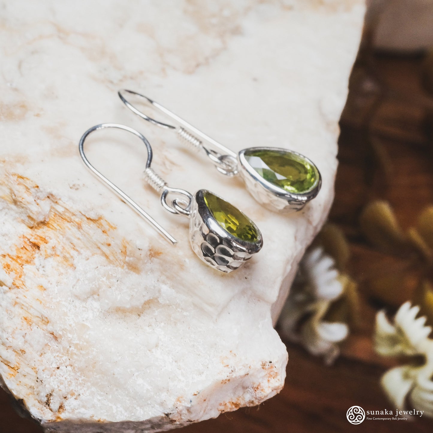 Sunaka hammered garnet earrings front