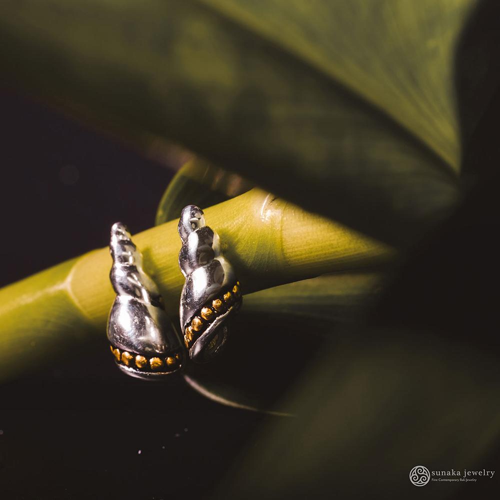 Sunaka Keong Emas stud earrings in silver