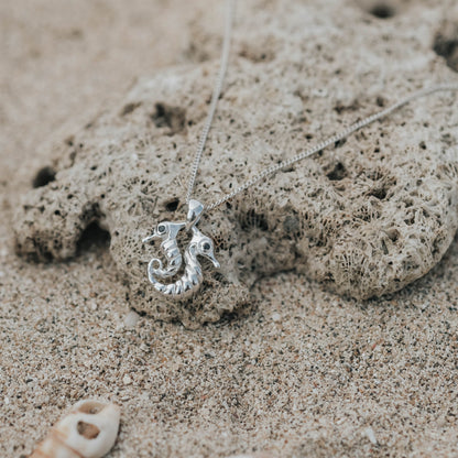 Sunaka Seahorse double pendant in silver