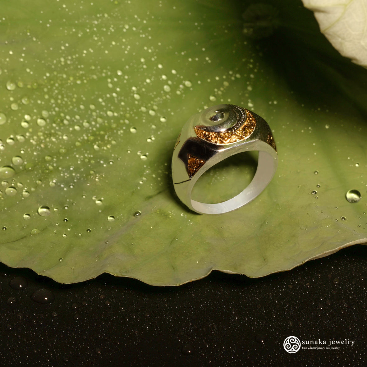 Sunaka Keong Emas signet ring in silver