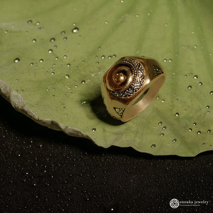 Sunaka Keong Emas signet ring in gold