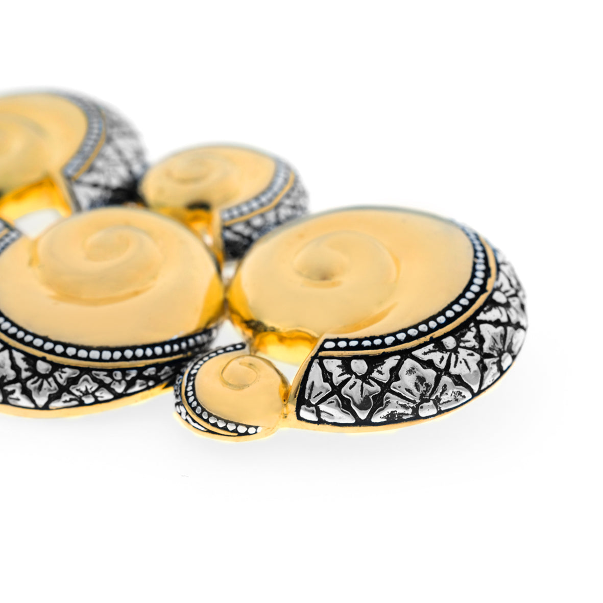 Sunaka Keong Emas brooch detail