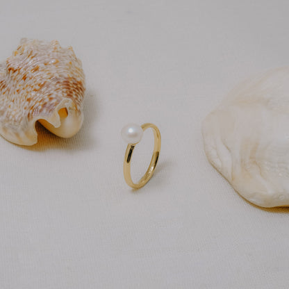 Sunaka Lumine Pearl round ring worn