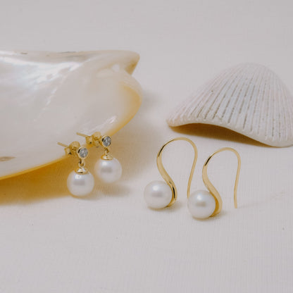 Sunaka Lumine Pearl hook earrings worn