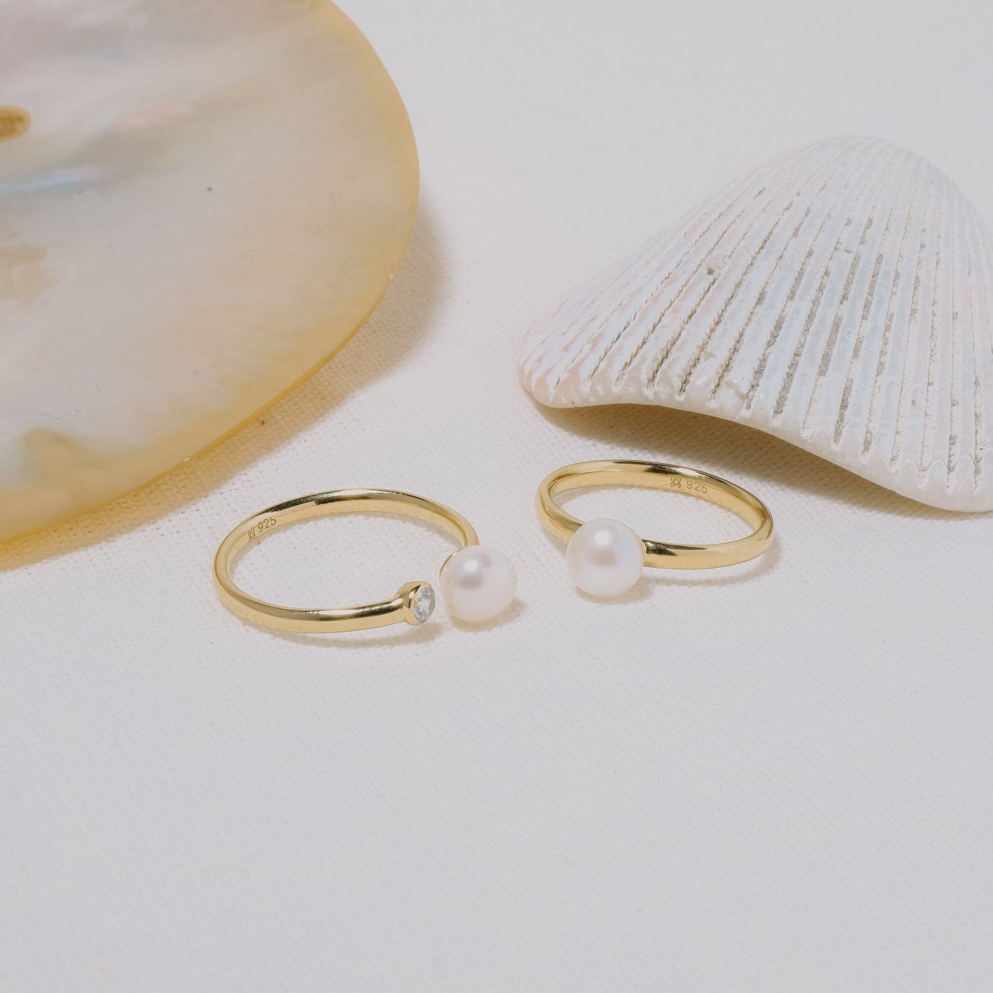 Sunaka Lumine Pearl round ring worn