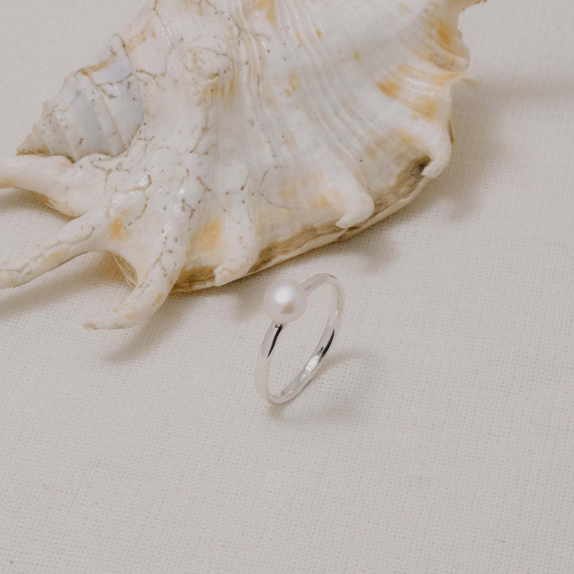 Sunaka Lumine Pearl round ring worn