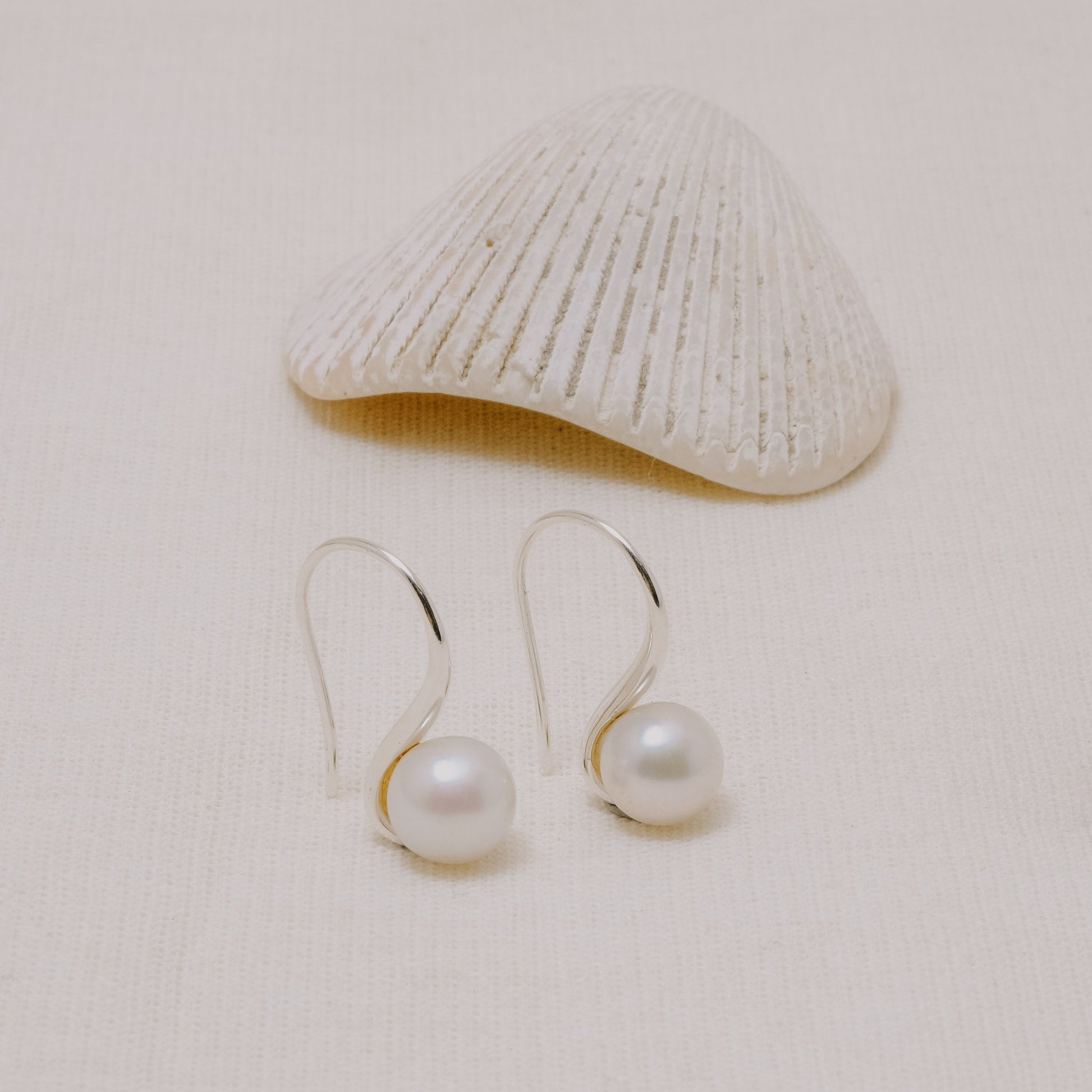 Sunaka Lumine Pearl hook earrings worn