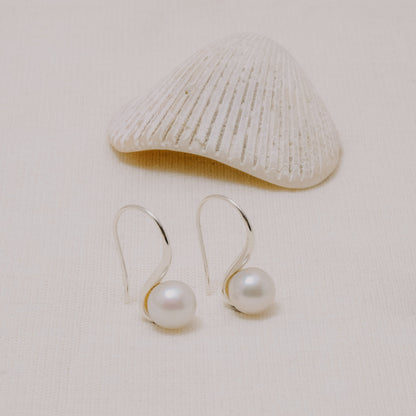 Sunaka Lumine Pearl hook earrings worn