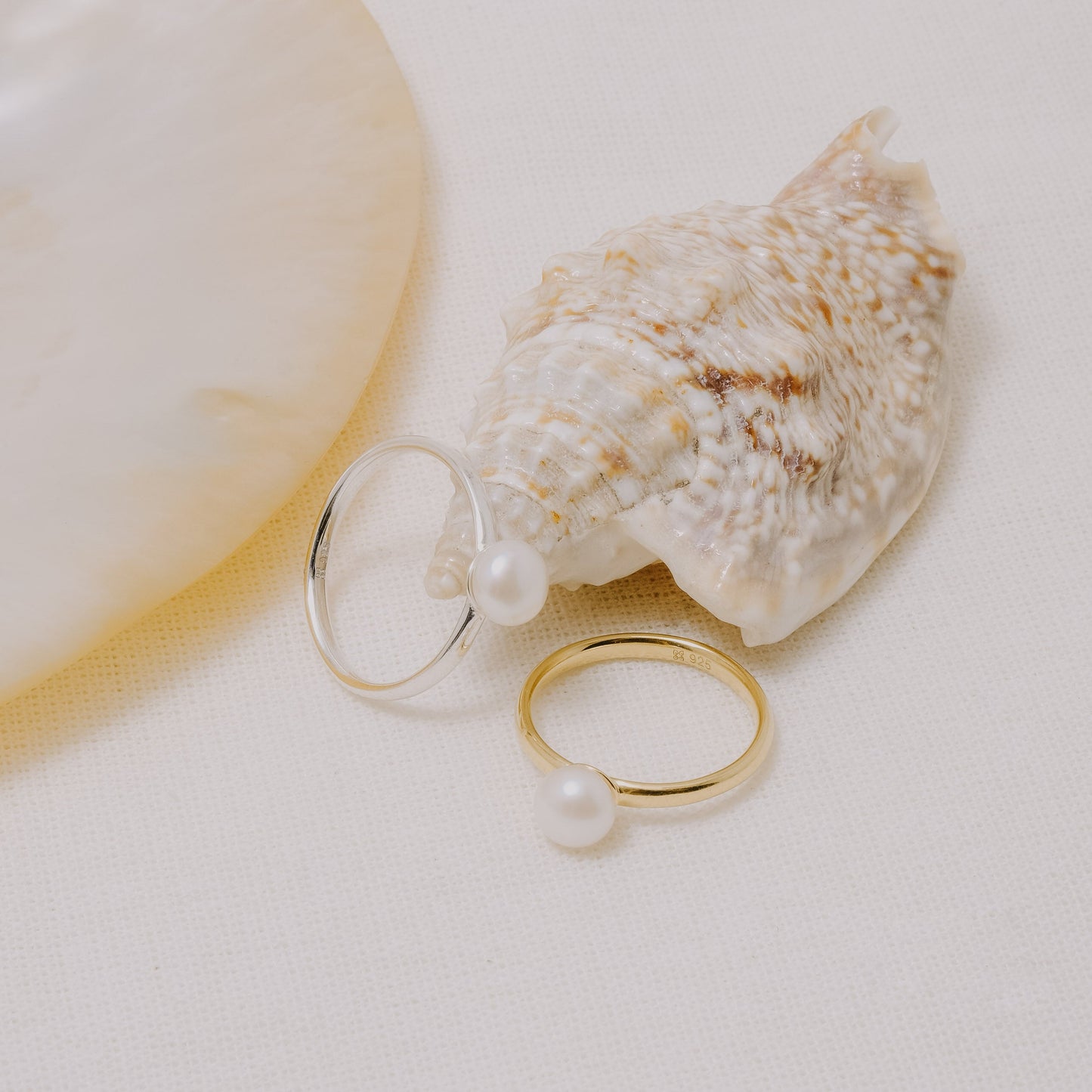 Sunaka Lumine Pearl round ring worn