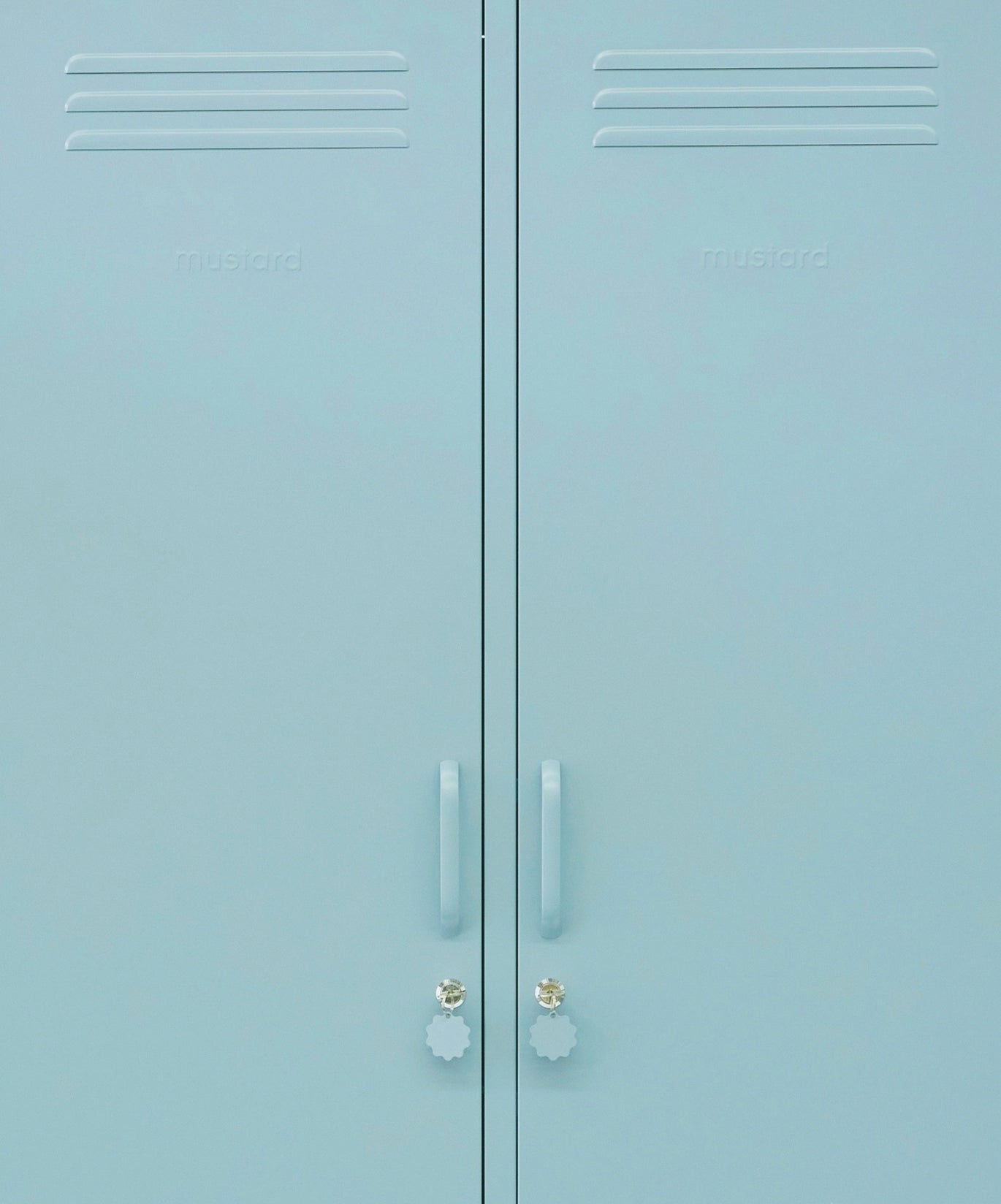 The Twinny Locker in Ocean — close-up